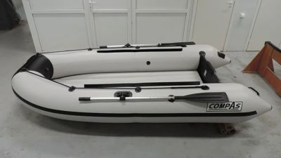 купить Лодка ПВХ COMPAS 325E + 2х-тактный лодочный мотор MERCURY ME 9.9 MH TMC (247CC) в Москве - фото 