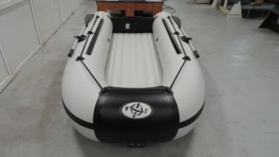 купить Лодка ПВХ COMPAS 325E + 2х-тактный лодочный мотор MERCURY ME 9.9 MH TMC (247CC) в Москве - фото 